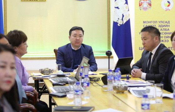 Санхүү, бүртгэлийн ажилтнуудад төрийн одон медаль гардуулжээ