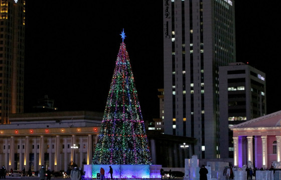 Төв талбайн сүлд модны гэрлийг асаалаа