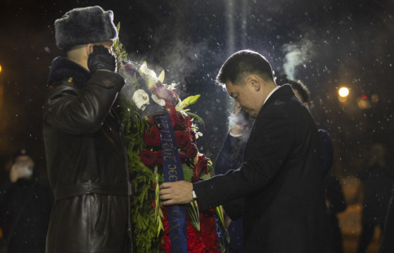 Ерөнхийлөгч У.Хүрэлсүх “Ялалтад тэмүүлсэн морьд” хөшөөнд цэцэг өргөлөө 