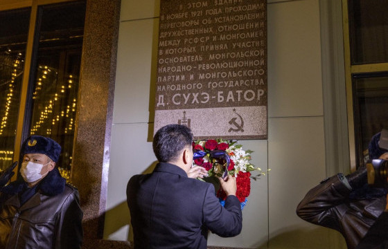 Ерөнхийлөгч У.Хүрэлсүх Д.Сүхбаатарын дурсгалын самбарт цэцэг өргөв