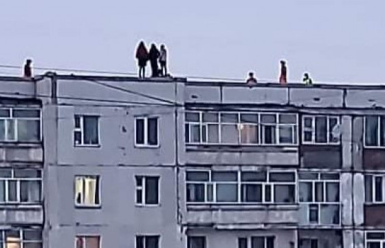 ОБЕГ:Дээврээс үсэрсэн хоёр хүүхдийг эмнэлэгт хүргэж, нэгийг нь буулгасан