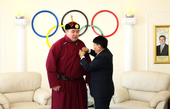 Ч.Санжаадамба, С.Мөнхбат аваргуудыг 