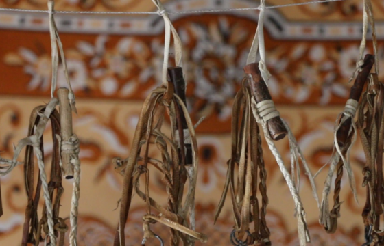 Нөхөртөө ташуураар зодуулсан зургаан сартай жирэмсэн эмэгтэй гомдолгүй гэжээ 