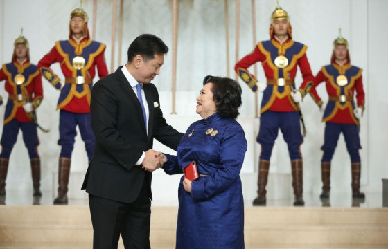 Хоршоологчдыг төрийн дээд, одон медалиар шагналаа