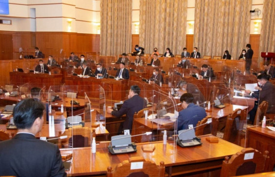 Таван жилийн дунджаар тэтгэвэр тогтоодог болох хуулийн төслийг анхны хэлэлцүүлэгт шилжүүллээ