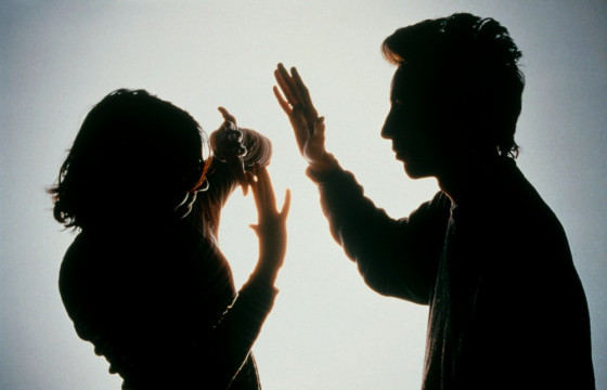 Эхнэрээ хардаж, эсгий углааш, чихрийн тавгаар зоджээ