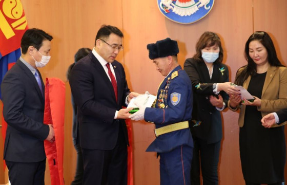 115 хүний амийг авран хамгаалсан гал сөнөөгч П.Энхбаяр нийслэлийн хөдөлмөрийн аварга боллоо