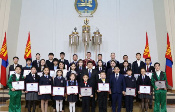 Ерөнхий сайд оны онцлох хүүхдүүдийг шагналаа