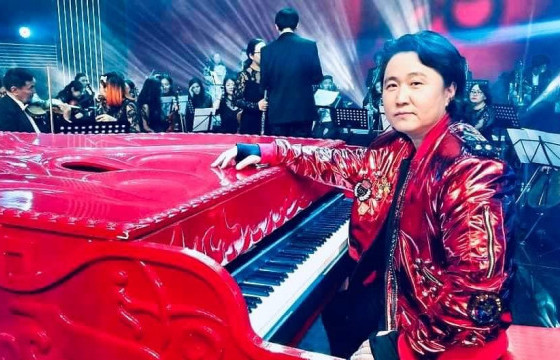 Б.ЧИНБАТ: Төрийн дээд шагналаа гардаж авах боломжгүй болсон учир хүлцэл өчье