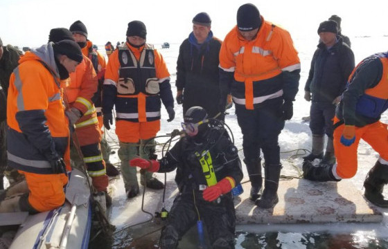 СЭРЭМЖЛҮҮЛЭГ: Мөс цөмөрч,  голд суусан суудлын автомашиныг зорчигчдын хамт эсэн мэнд гаргалаа