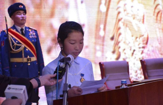 С.ХОНГОРЗУЛ: Аав, ээж хоёр руу явах замд төөрч, эгч уйлаад, би даараад байснаа санадаг