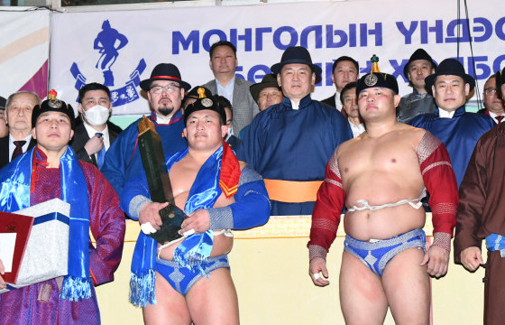 Ерөнхийлөгчийн цомын төлөөх барилдаанд улсын харцага Б.Бат-Өлзий дахин түрүүллээ