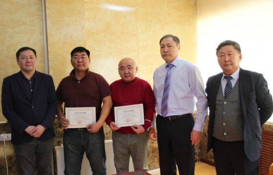 Гал гарсны улмаас гэргүй болсон хоёр ажилтандаа ИНЕГ-аас гэр бэлэглэжээ