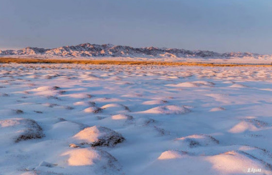 Элсэнд суусан автомашиныг татан гаргажээ