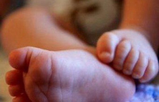 Нярай хүүхдээ машины зогсоолд үлдээгээд явсан эцэг, эхийг эрэн сурвалжилж байна