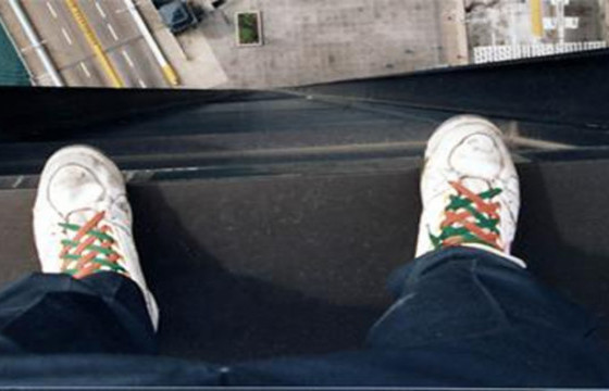 Согтуурсан үедээ дээврээс үсрэх гэж байсан хоёр иргэнийг буулгажээ