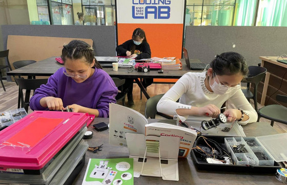 Дунд сургуулийн сурагчид код бичиж, робот урлахад суралцаж байна