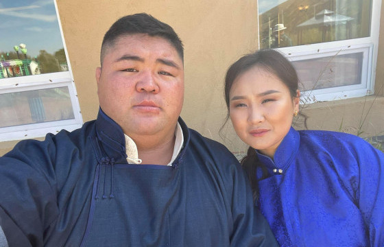 Э.ОЮУНБОЛД: Бид хоёр хар бараан дундуур туучиж явна