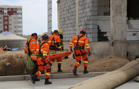 11 давхраас үсрэхийг завдсан эрэгтэйг эсэн мэнд аварчээ