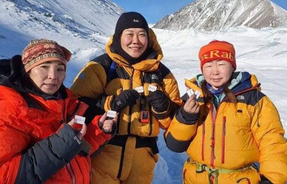 Монголын эмэгтэй уулчид анх удаа Хүйтний оргилд гарчээ