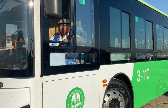 Хүүхдийнхээ хурууг гэмтээсэн эмэгтэйд автобусны жолооч тусалжээ 