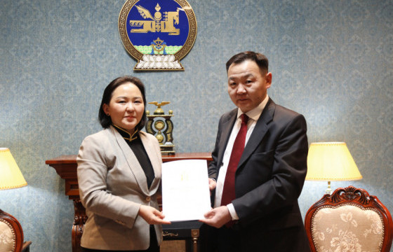 АНУ-ын Чикаго хотод суух Консул Т.Батцэцэгт консулын патентыг гардуулжээ