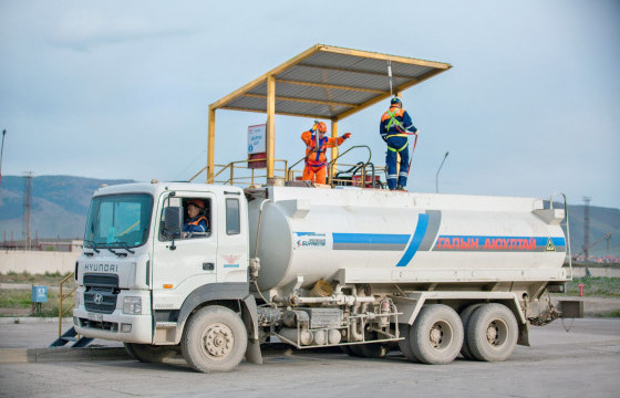 Осгож, гэмтсэн ШТС-ын түгээгчийг эмнэлэгт хүргэжээ