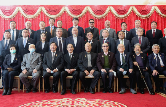 Үндсэн хуулийг батлахад оролцсон депутатуудад хүндэтгэл үзүүллээ