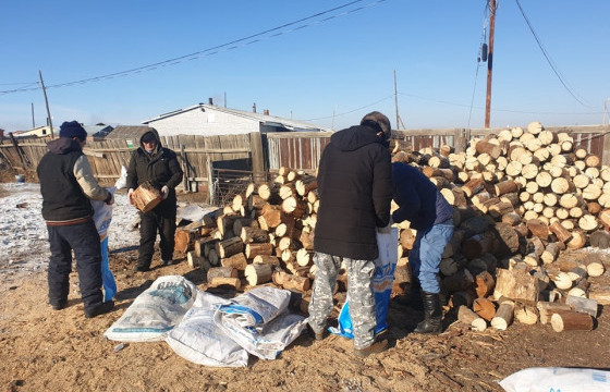 Хан-Уул дүүргийн ИТХ-ын төлөөлөгч нар 200 өрхөд түлшний дэмжлэг үзүүллээ