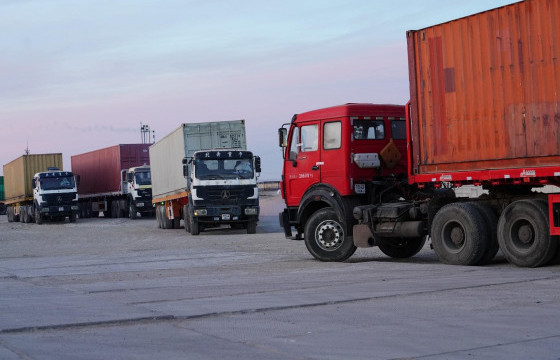 Замын-Үүдийн боомтоор ачаа бараатай чингэлэг оруулж эхэллээ