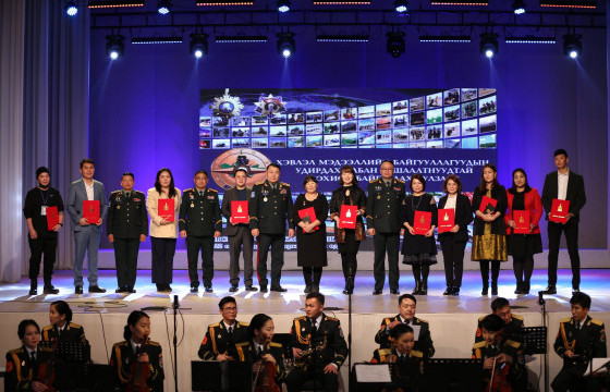 Зэвсэгт хүчний Жанжин штабын “Жуух бичиг”-ээр 20 сэтгүүлчийг шагналаа