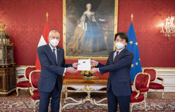 Австри Улсад суух Элчин сайд М.Цэнгэг Итгэмжлэх жуух бичгээ барив