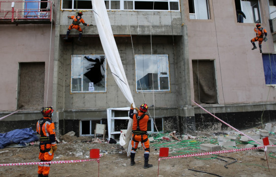 Найман давхрын цонхоор үсрэх гэж байсан иргэнийг аварчээ