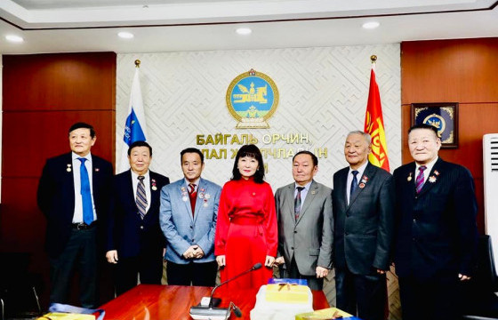 Өнгөрсөн, өнөөг холбогч салбарын ахмад эрдэмтдийг хүлээн авч уулзаж, хүндэтгэл үзүүлэв