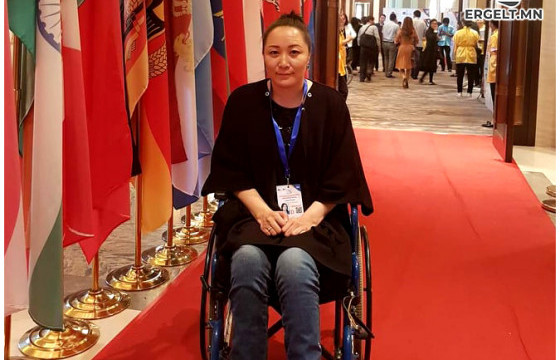 Хөлөө алдсан ч хайраар тэтгэгдсэн эмэгтэй