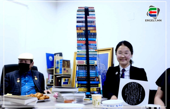 Д.ОТГОНЗУЛ: Ном намайг олон газраар аялуулж, олон хүнтэй уулзуулсан