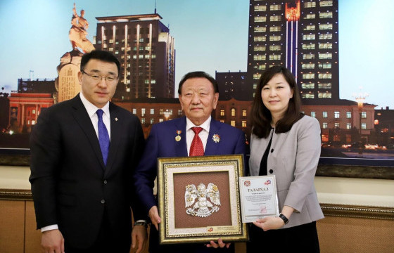 Хотын дарга цар тахлын үеэр нийслэлийн иргэдэд хандив, тусламж үзүүлсэн аж ахуй нэгжүүдэд талархал илэрхийлэв