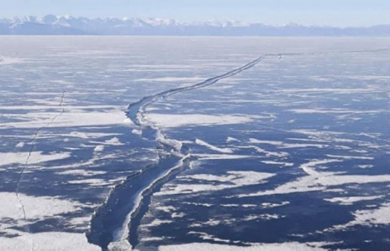 Нуурын мөсөнд суусан машиныг татан гаргажээ