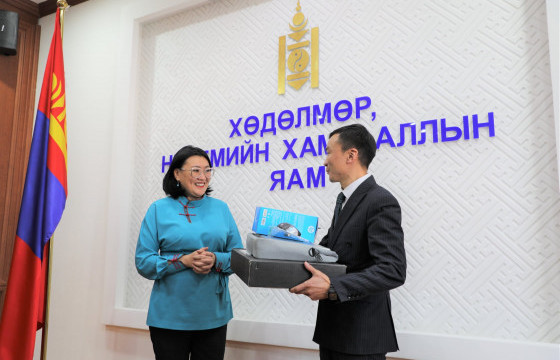 Аймгийн Залуучуудын хөгжлийн төвүүдэд зөөврийн компьютер, зургийн аппаратны дэмжлэг үзүүлэв