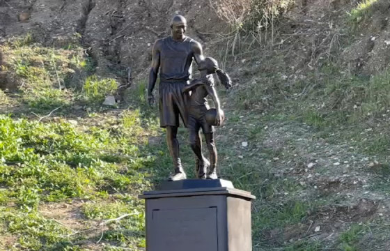 Коби Брайант, Жианна нарын дурсгалыг хүндэтгэж, осолдсон газар нь хөшөө босгожээ