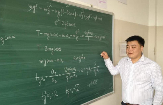 Нэгдүгээр сургуулийн багш Б.Түвдэндорж дэлхийн физикийн олимпиадаас алтан медаль хүртжээ