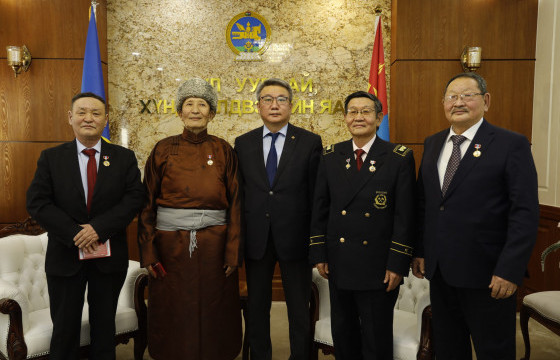 Б.Лайхансүрэн, С.Цэрэндорж нарыг Гавьяат багш цолоор, Ж.Намсрай, Т.Шофёр нарыг Гавьяат уурхайчин цолоор шагнав