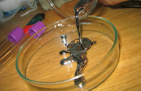 СЭРЭМЖЛҮҮЛЭГ: Худалдааны төвөөс мөнгөн устай аарц худалдан авч, уугаад гүн хордлогод оржээ