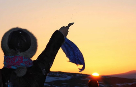 Шинийн нэгний өглөө нар харах ёс