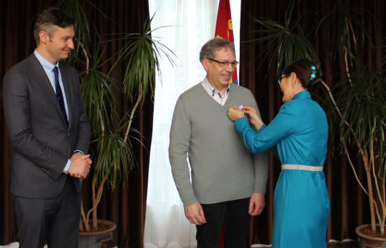 Сар шинийн баярыг тохиолдуулан Францын эмч нарыг “Найрамдал” медалиар шагнажээ