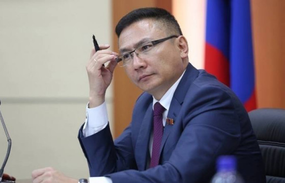 Хоёр жилийн өмнө улс төрийн эсэргүү байсан Ц.САНДУЙ өвлийн олимпын эв нэгдлийг илэрхийлэх тугч болов