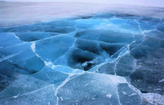 Голын мөс цөмөрч, автомашин суусныг татан гаргажээ