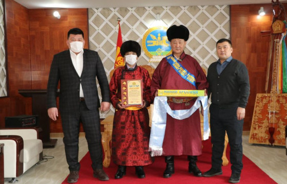 Архангай аймгийн аварга тариаланч хамт олон шагнал гардууллаа