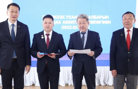 О.Шинэбаяр Б.Ринчений нэрэмжит шагнал хүртжээ