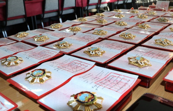 29 настай эмэгтэй “Төрийн одон медаль гаргаж өгнө” хэмээн иргэдийг залилж, 55 сая төгрөгийн хохирол учруулжээ